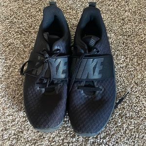 black nike shoes